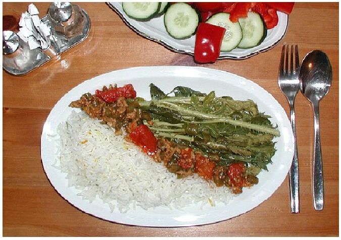 Interessant in Aussehen und Geschmack:Wildrosen an mit Safran gewrztem Basmati-Reis und Hackfleisch mit Tomate nach persischer Art.